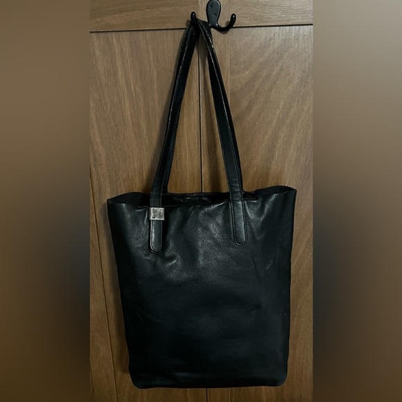 Everlane Handbags - Pre owned Everlane Petra Italian Leather Magazine Tote Bag in Black Leather